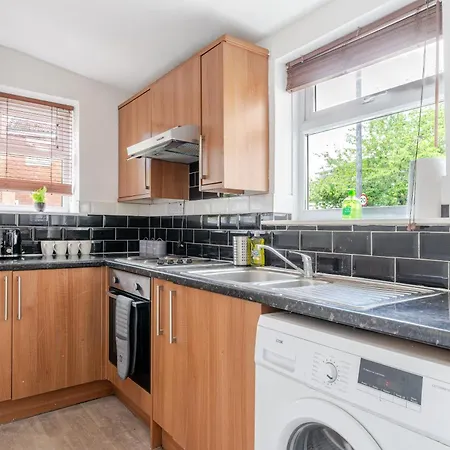 Дом отдыха Spacious 3 Bed Contractor And Family Home,