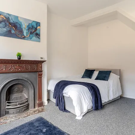 Spacious 3 Bed Contractor And Family Home,