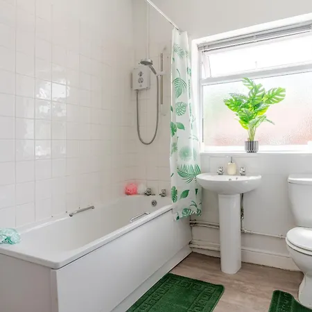 Spacious 3 Bed Contractor And Family Home, Бристоль