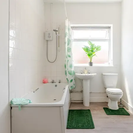 Spacious 3 Bed Contractor And Family Home, Дом отдыха Бристоль