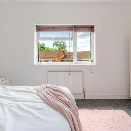 Spacious 3 Bed Contractor And Family Home,